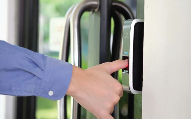 Nên dùng khóa cửa cổng bằng vân tay nào đảm bảo tuyệt đối an toàn?