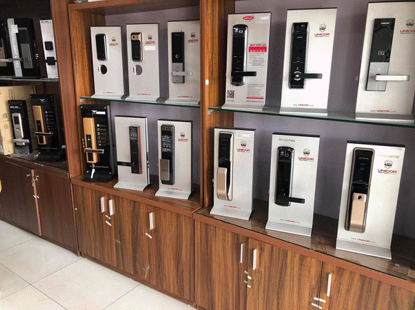 Khóa chính hãng được bảo hành và lắp đặt