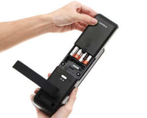 Hướng dẫn thay pin khóa cửa điện tử đúng cách dễ dàng, an toàn
